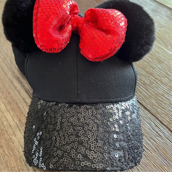 Disney Minnie Mouse Child’s Sequin Hat with Pom Pom’s on Top - Picture 3 of 5
